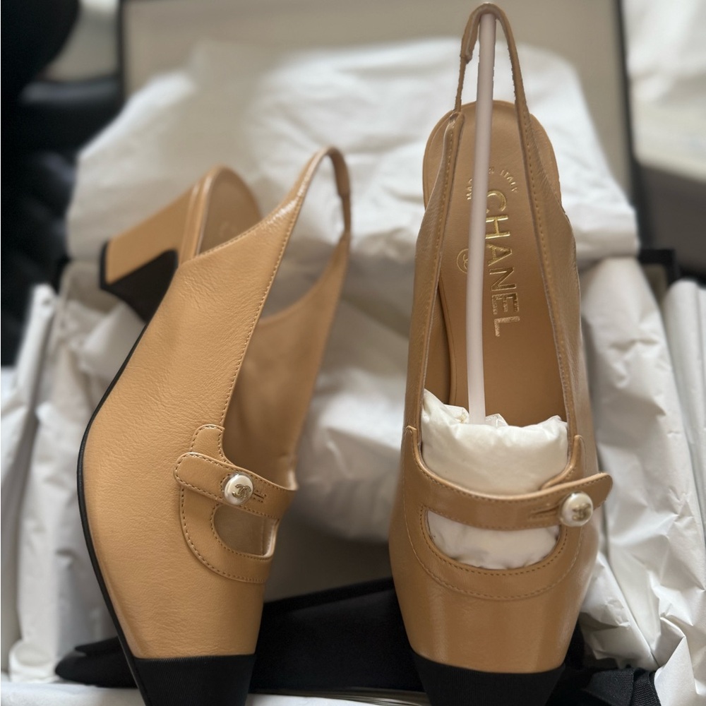 CHANEL Black and Cream Slingback Heels - Picture 3 of 13